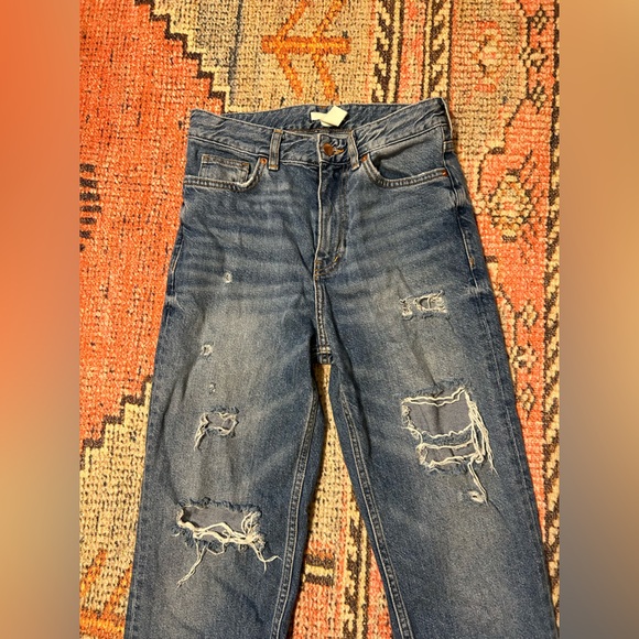 H&M distressed denim jeans size 4! - Picture 2 of 6